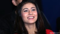 Jadi happy karena main film atau Alfi nih Karin? Pool/Palevi S/detikFoto.