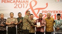 Ketua KPU Arief Budiman menerima buku laporan kinerja Bawaslu RI 2017.