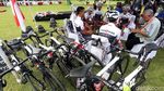 Melihat Aktivitas Pebalap Tour de Indonesia Sebelum Balapan