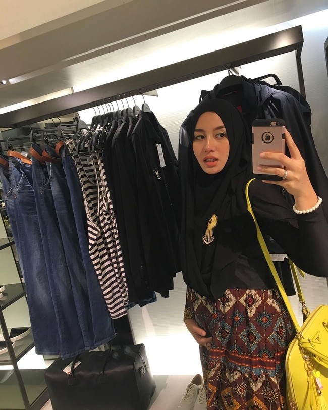Novita Hardini, istri Wakil Bupati Trenggalek Mochamad Nur Arifin, bergaya saat hamil membawa tas Prada seri Saffiano berwarna kuning seharga US$ 1.422 atau sekitar Rp 18 juta. (Foto: dok. Instagram)