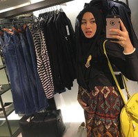 Novita Hardini, istri Wakil Bupati Trenggalek Mochamad Nur Arifin, bergaya saat hamil membawa tas Prada seri Saffiano berwarna kuning seharga US$ 1.422 atau sekitar Rp 18 juta. (Foto: dok. Instagram)