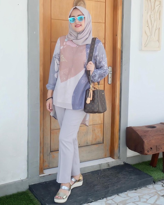 Adela Pasha istri vokalis Ungu, Pasha, yang kini menjabat Wakil Wali Kota Palu, bergaya stylish dengan busana nuansa pastel dan tas Louis Vuitton seri Montaigne BB seharga US$ 2.260 atau sekitar Rp 30 juta. (Foto: dok. Instagram)