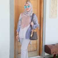 Adela Pasha istri vokalis Ungu, Pasha, yang kini menjabat Wakil Wali Kota Palu, bergaya stylish dengan busana nuansa pastel dan tas Louis Vuitton seri Montaigne BB seharga US$ 2.260 atau sekitar Rp 30 juta. (Foto: dok. Instagram)