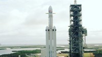 Proses uji coba tak berlangsung sama, hanya beberapa detik. Roket ditahan agar tak beranjak dari tempatnya saat mesin dinyalakan (Foto: Dok. Instagram Elon Musk)