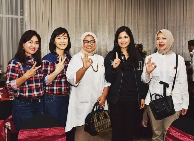 Saat masih masa kampanye, istri Wakil Gubernur DKI Jakarta Sandiaga Uno, Nur Asia, terlihat stylish memakai tas Céline Nano Luggage, yang di situs online dijual seharga US$ 2.700 atau sekitar Rp 35 juta. (Foto: dok. Instagram)