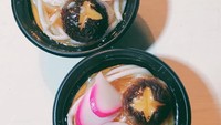Semangkuk mie ramen dengan paduan telur juga dibuat anting. Foodies harus punya! (Foto: smiilii.mii)
