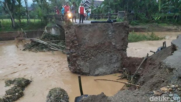 Banjir dan longsor menerjang Wonogiri, Jawa Tengah. 