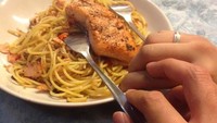 Alhamdulillah pulang kerumah dibuatkan spageti salmon sama istriku yg cantik dan kami makan sepiring berdua hehe..ueeenakkkk :) mkasih mi @shireensungkar sudah menjadi koki cintaku :), tulis akun @teukuwisnu. Mesra banget, ya makan sepiring berdua. Foto: Instagram Teuku Wisnu