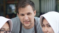 Selain karena jajanan yang ia jual, Stuart kerap diburu selfie pengunjung. Foto: Instagram/capunggoreng
