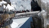 Prancis memiliki jembatan bernama Aiguille Du Midi. Jika nama jembatan itu diartikan adalah jarum di tengah hari. Jembatan ini berada di ketinggian 12.000 kaki. List25.com/Istimewa.