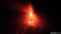 Pada malam hari sebelumnya, lahar juga mengalir dari puncak gunung. REUTERS/Romeo Ranoco.