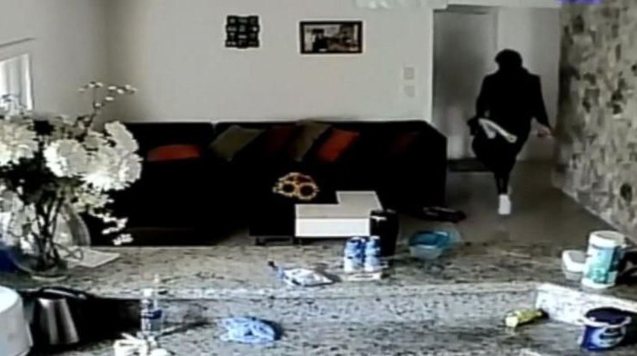 Pria Tak Dikenal Masuk Rumah, Bocah Ini Sembunyi dan Telepon Polisi