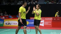 Praveen/Melati merayakan kemenangan.