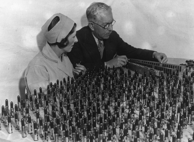 Pada 1930, lipstik emas dan berkilau digunakan para artis Hollywood untuk membantu menonjolkan bibir mereka di film hitam-putih. Di era ini pula, Max Factor meluncurkan lip gloss yang langsung populer di kalangan aktris Hollywood. Warna plum dan burgundy masih jadi favorit di era ini. Foto: Getty Images