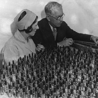 Pada 1930, lipstik emas dan berkilau digunakan para artis Hollywood untuk membantu menonjolkan bibir mereka di film hitam-putih. Di era ini pula, Max Factor meluncurkan lip gloss yang langsung populer di kalangan aktris Hollywood. Warna plum dan burgundy masih jadi favorit di era ini. Foto: Getty Images