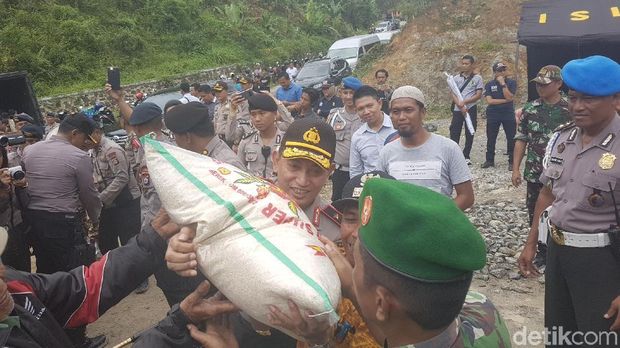  Kapolda Banten Brigjen Listyo Sigit Prabowo meninjau korban gempa Lebak, Banten, Kamis (25/1/2018)