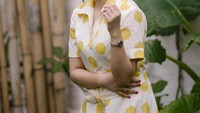 Nah kalau yang ini ibu dua anak ini tampak cantik dengan anting berbentuk Yakult. Gayanya pun kini banyak ditiru oleh netizen dan ternyata jenis antingnya banyak lho. (Foto: Instagram @nindyparasadyharsono)