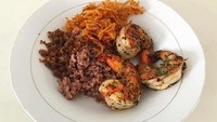 Ada nasi merah, udang, dan kentang goreng. Bagi Wisnu, ini menu dietnya dan yang pasti dimasak oleh istri tercinta. Udangnya sangat menggoda, ya. Foto: Instagram Teuku Wisnu