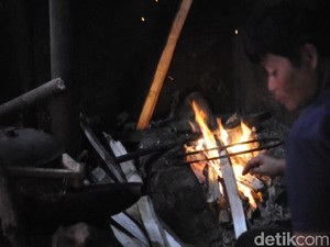 Pengap, Begini Penampakan Rumah Mirip Benteng yang Ditinggali Esih