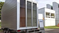 Karena mengusung konsep rumah dengan furnitur lipat, gerobak ini memiliki jendela di bagian belakang dan depannya. Inhabitat/Istimewa.