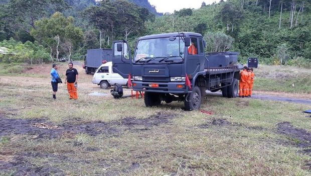 Petugas mengemasi perlengkapan peluncuran