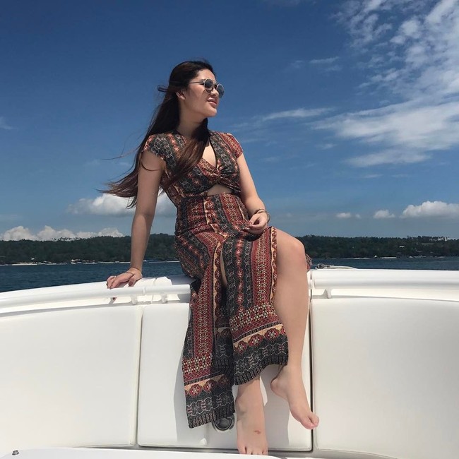 Mengenakan printed maxi dress, putri Paolo Duterte ini tampil manis dan anggun. Foto: Instagram