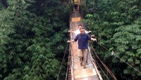 Gubernur DKI Jakarta, Anies Baswedan, sedang menyusuri jembatan ngeri di Jagakarsa, yang berada di Jalan Gardu RT 1 RW 02 dan RT 11 Srengseng Sawah, Jagakarsa, Jakarta Selatan. Ibnu Hariyanto/detikcom.