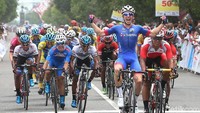 Dylan Page menjadi penguasa etape pertama Tour de Indonesia (TdI) 2018. Pebalap Team Sapura Cyling itu dibuntuti oleh pebalap Timnas Indonesia Projo Waseso.