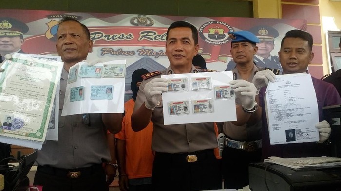 Sindikat Pemalsu SIM Ini Diringkus Setelah 3 Tahun Beraksi Sindikat Pemalsu SIM Ini Diringkus Setelah 3 Tahun Beraksi