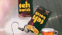 Berbahan paper glossy, anting ini sangat ringan digunakan. Anting replika mini Teh Kotak ini juga bisa jadi anting Anda yang bisa digunakan untuk hangout. (Foto: smiilii.mii)