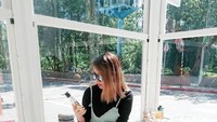 Tempat  di sudut ruangan dengan dinding kaya berbingkai kayu bercat putih ini jadi spot favorit untuk selfie atau berfoto.Foto: Istimewa