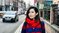 Meski sudah berusia 37 tahun, Chef Marinka masih terlihat cantik dan muda. Lihat saja saat dia berjalan-jalan di Kota York, Inggris. Kelihatan awet muda banget (Instagram/@rinrinmarinka)