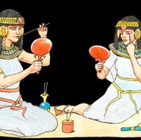 Zaman kuno, wanita sudah kenal perona bibir. Bahkan makeup dianggap sebagai simbol status pria maupun wanita. Orang dari peradaban Sumer pada 4500 - 1900 Sebelum Masehi diketahui sebagai pemakai pertama lipstik. Mereka menggunakan bahan-bahan alami seperti buah, henna, tanah liat hingga serangga. Foto: Stylecraze