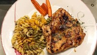 Ini menu diet Teuku Wisnu yang dimasak Shireen Sungkar. Kata-kata puitis juga ditulis Teuku Wisnu, menurutnya makanan yang dimasak Shireen pakai bumbu cinta! Foto: Instagram Teuku Wisnu
