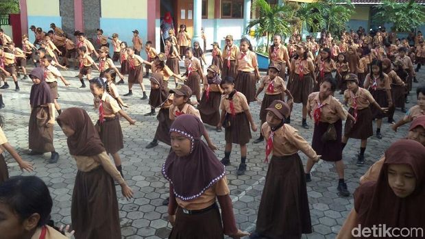 SDN Permanu 3 Pakisaji Wajib Bisa Tari Bapang/