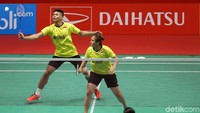 Di babak pertama, Praveen/Melati mengalahkan Seung Jae Seo/Kim Ha Na dengan skor 21-15.