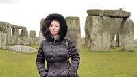 Masih di Inggris, Chef Marinka juga menyempatkan untuk berkunjung ke Stonehenge. Chef Marinka menyebut Stonehenge sebagai batu paling misterius di dunia. (Instagram/@rinrinmarinka)