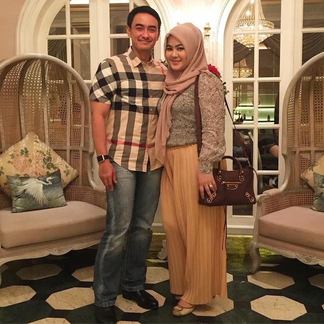 Sherrin Tharia, istri Gubernur Jambi Zumi Zola, yang aktif mengkampanyekan kain khas daerah pimpinan suaminya, tampak bergaya memakai tas dari merek asal Spanyol, Balenciaga, seharga Rp 20 jutaan. (Foto: dok. Instagram)