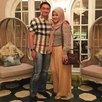 Sherrin Tharia, istri Gubernur Jambi Zumi Zola, yang aktif mengkampanyekan kain khas daerah pimpinan suaminya, tampak bergaya memakai tas dari merek asal Spanyol, Balenciaga, seharga Rp 20 jutaan. (Foto: dok. Instagram)