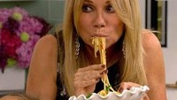 Kathie Lee Gifford memilih untuk makan mie dengan tangan! Wah, terlihat sangat lahap, ya! Foto: Istimewa