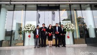 Pemotongan pita sebagai tanda peresmian diler BMW.