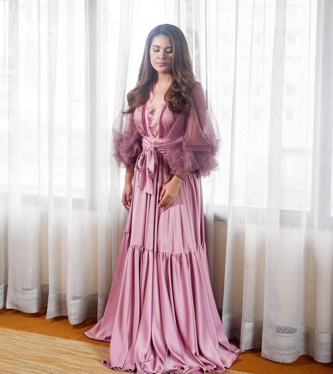  Di hari perayaan ulang tahunnya itu, Isabelle mengenakan kurang lebih lima busana. Salah satunya adalah dress cantik rancangan desainer lokal La Tercera yang ditaksir menghabiskan biaya Rp 2,6 juta. Foto: Instagram