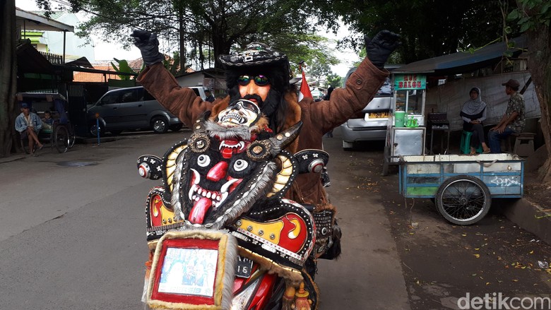 Menyita Perhatian, Biker dan Motornya Bergaya Nyentrik di Bandung. Foto: Mukhlis Dinillah Menyita Perhatian, Biker dan Motornya Bergaya Nyentrik di Bandung. Foto: Mukhlis Dinillah