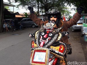 Ini Keseharian Penunggang Motor Bergaya Nyentrik di Bandung