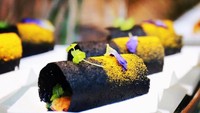Teh paling asyik dinikmati dengan camilan. Di tea room ini ada tuile yang diisi salad dengan taburan kunyit bubuk. Cocok dipadu dengan teh oolong yang jadi andalan.Foto: Istimewa