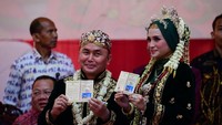Keduanya tampak tersenyum semringah. 