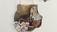 Bentuk dan ukuran kantung teh memang berbeda-beda. Seniman yang berbasis di New York ini melukis seorang wanita dengan makanannya pada kantung teh berbentuk hampir setengah lingkaran. Foto: Ruby Silvious