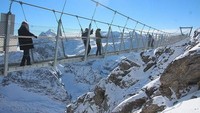 Jika Anda memiliki fobia ketinggian, sebaiknya tak coba-coba melintasi jembatan ini. Jembatan bernama Mount Titlis yang berada 3.000 meter di atas permukaan laut. List25.com/Istimewa.