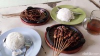 Sate kelinci merupakan kuliner khas di kawasan Air Terjun grojogan Sewu, Tawangmangu. (Eko Susanto/detikcom)