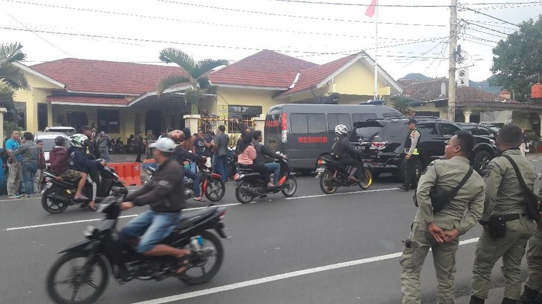 Bentrok 2 Kelompok di Puncak Dipicu Debt Collector Tarik Mobil Bentrok 2 Kelompok di Puncak Dipicu Debt Collector Tarik Mobil